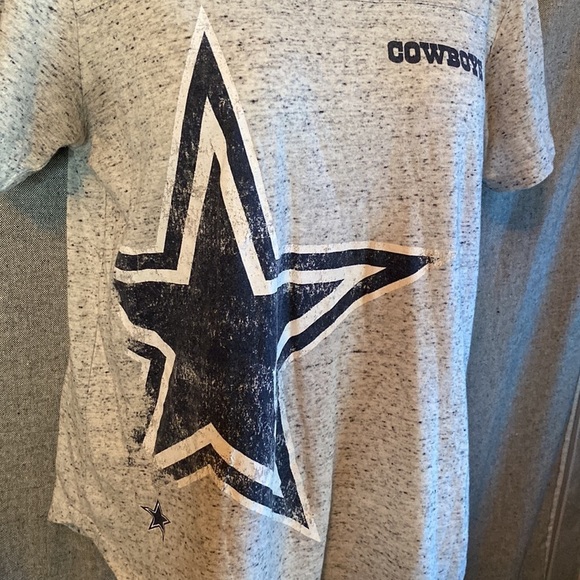 Dallas Cowboys Tee Size Medium. Free matching earrings with purchase! - Picture 2 of 6